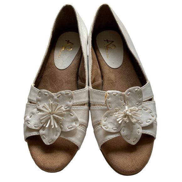 Women's AEROSOLES A2 White Flower Detail Open Toe Low Shoes  Feminine - Picture 2 of 11